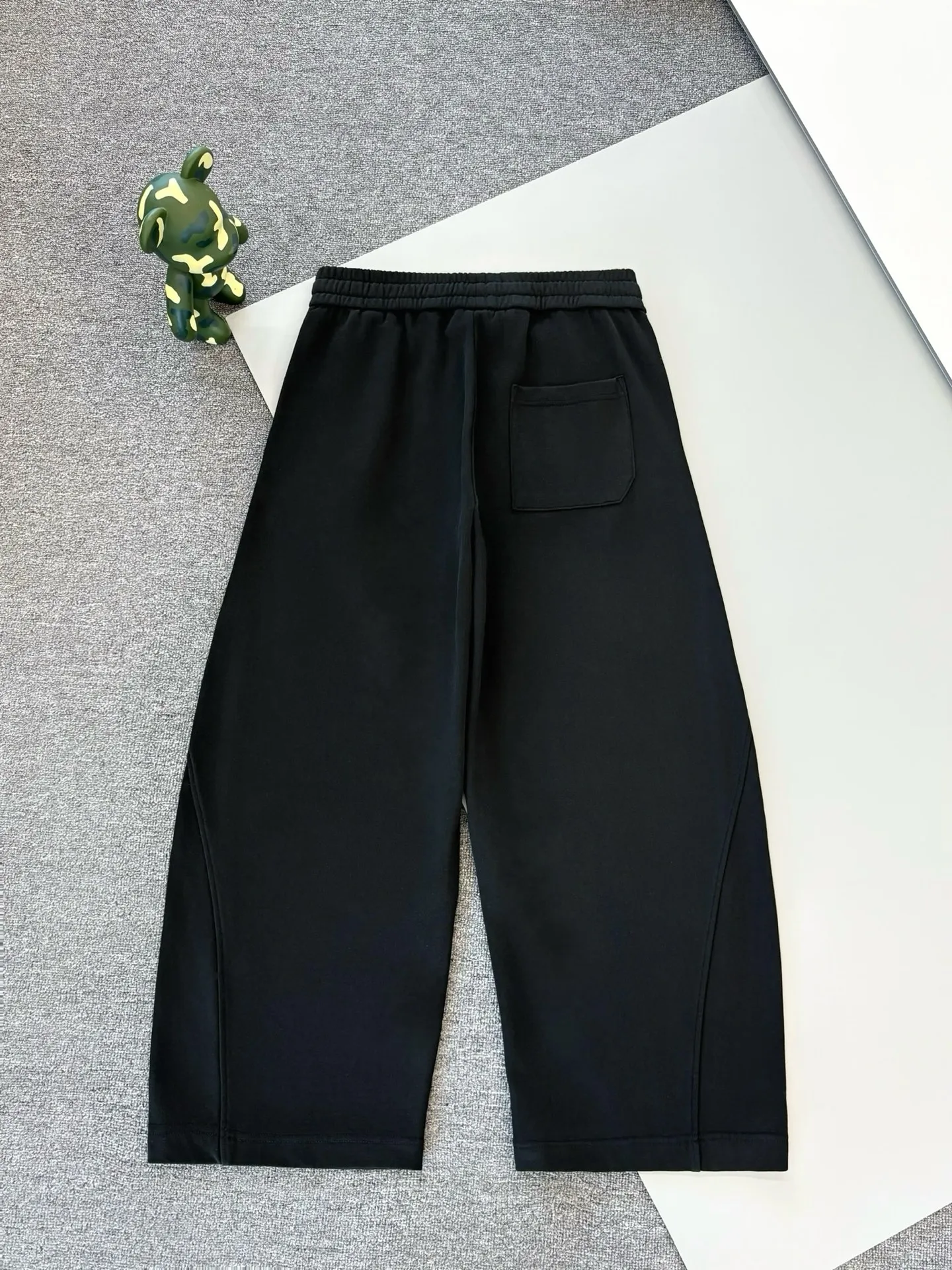 P270 [High Quality] Chrome Hearts Embroidered Horseshoe Rivets🪡+Watermark Letters‼ ️Autumn and winter straight sweatshirt trousers *Customized 420g terry cotton fabric, soft, skin-friendly and comfortable *Embroidery process: horseshoe print + rivet embroidery *A very simple and elegant classic continuation, both in terms of upper body comfort, it is unparalleled, interpreting your luxury and taste, creating your fashionable style and charm. Three complete standards. Same style for men and women. 𝐂𝐎𝐋𝐎𝐔𝐑: Black 𝐒𝐈𝐙𝐄: S-XL